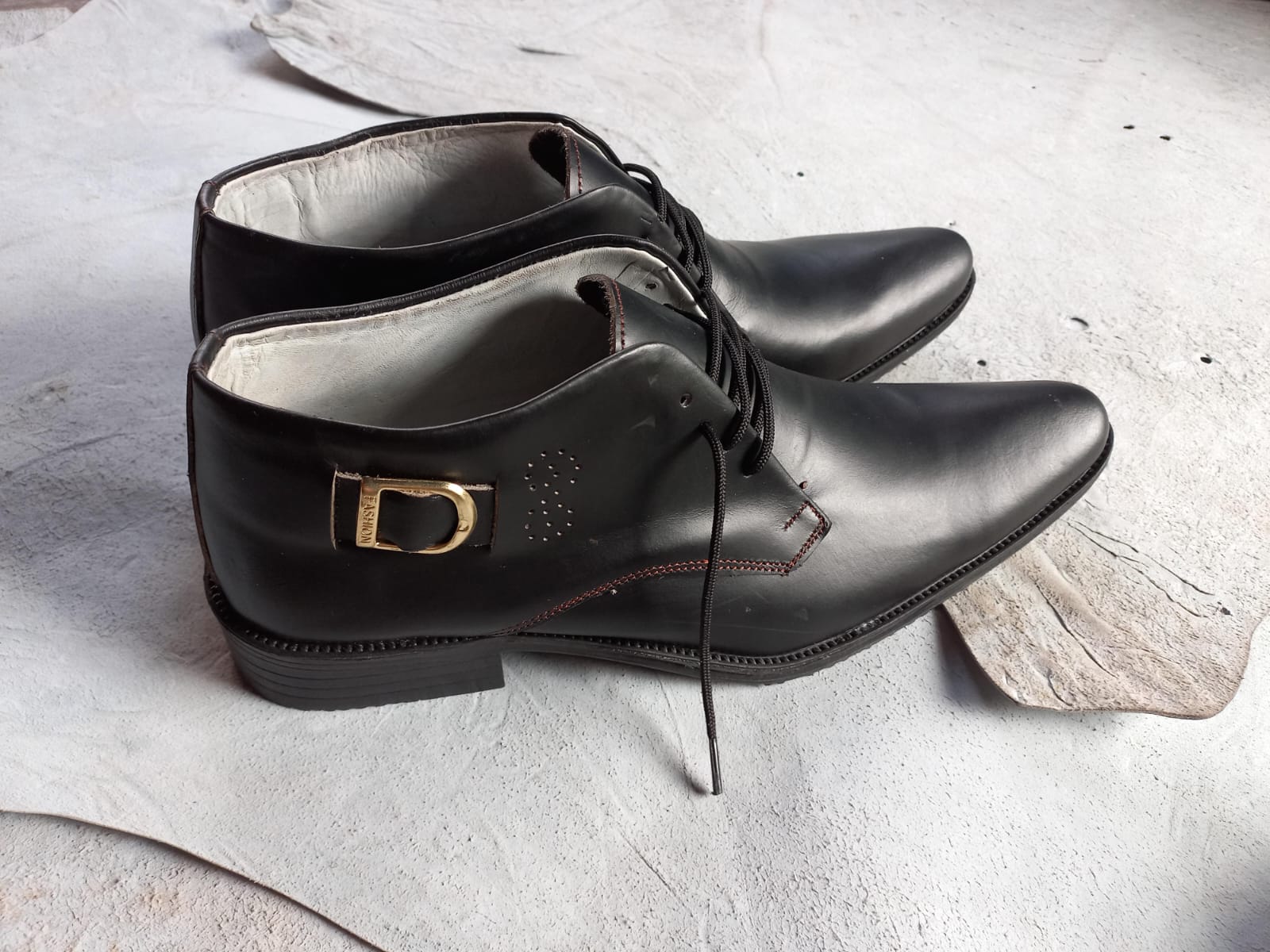 Leather boots with buckle
